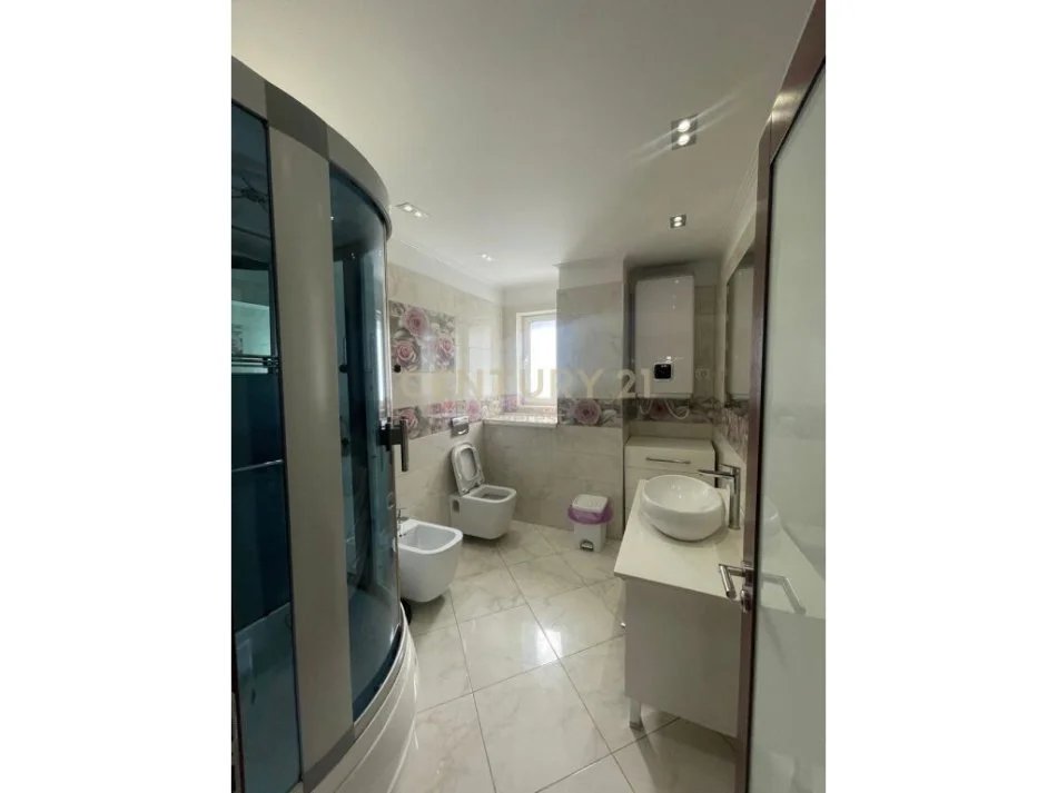 Tirane, jepet me qera apartament 2+1 Kati 4, 100 m² 900 € 