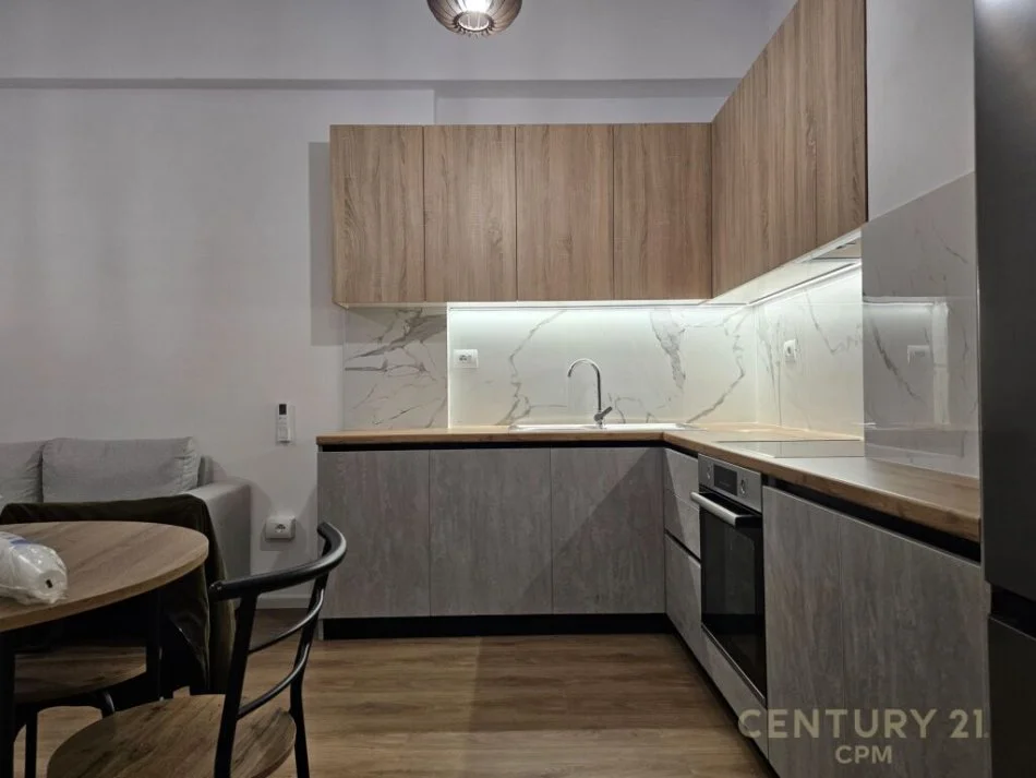 Tirane, jepet me qera apartament 1+1 Kati 7, 52 m² 500 € (ali dem)