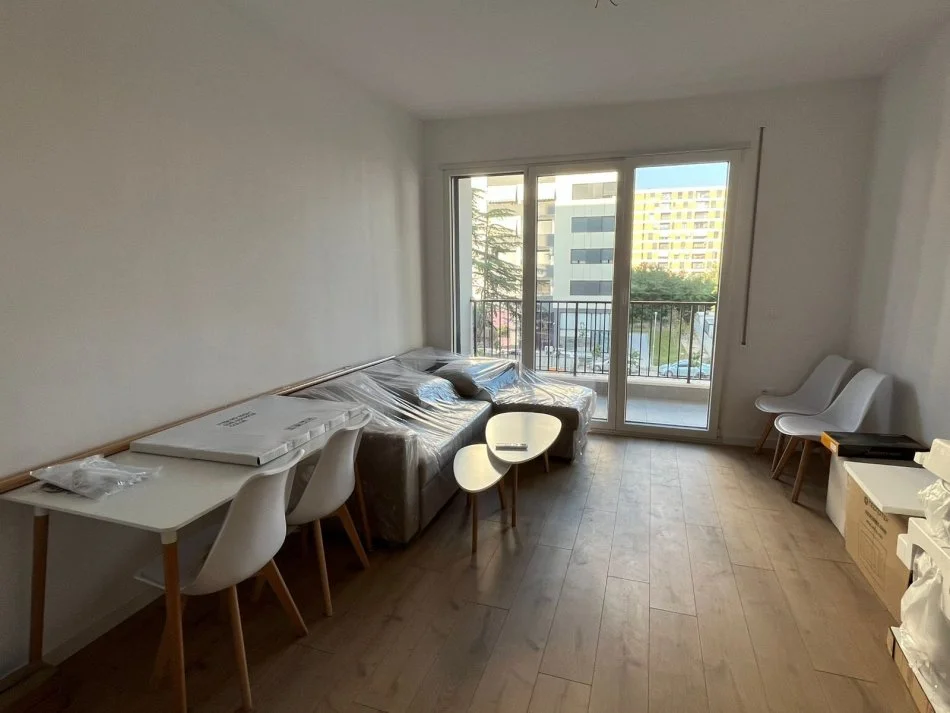 Tirane, jepet me qera apartament 1+1+Ballkon Kati 5, 62 m² 650 € (Trio Tower Residence, Don Bosko)