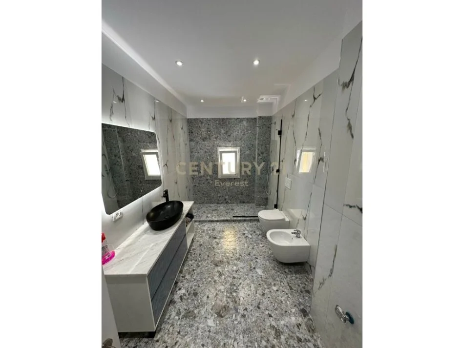 Tirane, jepet me qera apartament 3+1 Kati 3, 130 m² 1.200 € (Rezidenca Lake Land farke)