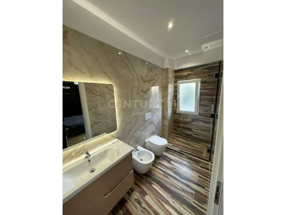Tirane, jepet me qera apartament 3+1 Kati 3, 130 m² 1.200 € (Rezidenca Lake Land farke)