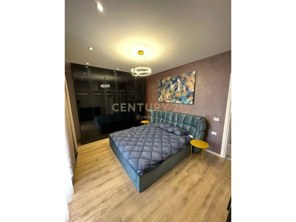 Tirane, jepet me qera apartament 3+1 Kati 3, 130 m² 1.200 € (Rezidenca Lake Land farke)