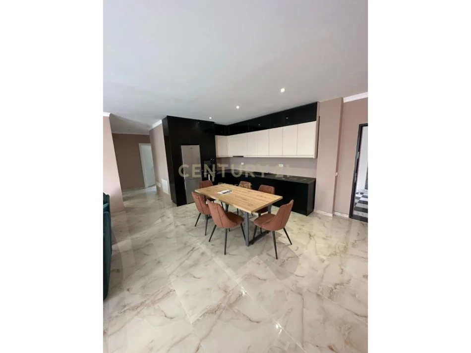 Tirane, jepet me qera apartament 3+1 Kati 3, 130 m² 1.200 € (Rezidenca Lake Land farke)