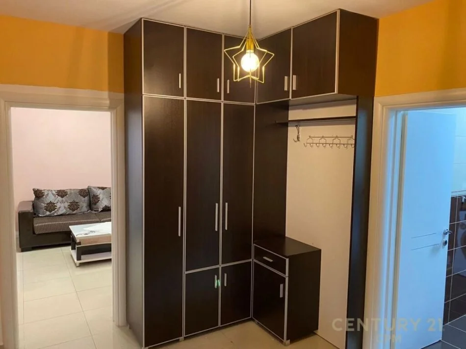 Tirane, jepet me qera apartament 4+1 Kati 1, 120 m² 800 € (pazari i ri)
