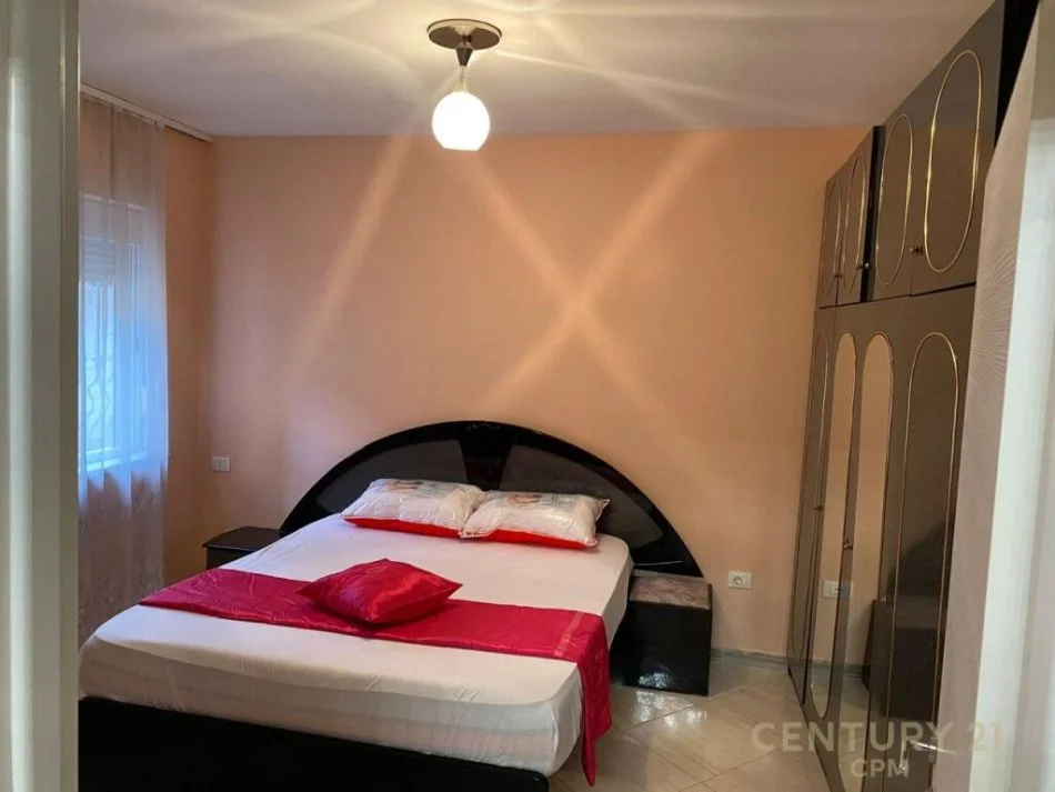 Tirane, jepet me qera apartament 4+1 Kati 1, 120 m² 800 € (pazari i ri)
