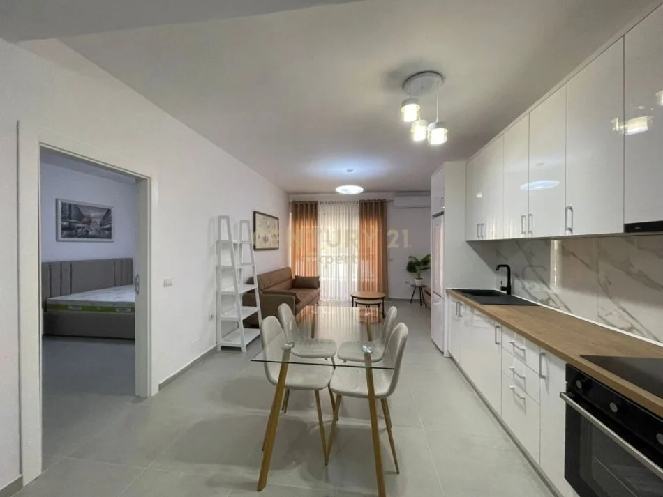 Tirane, jepet me qera apartament 1+1+Ballkon Kati 2, 70 m² 650 € 