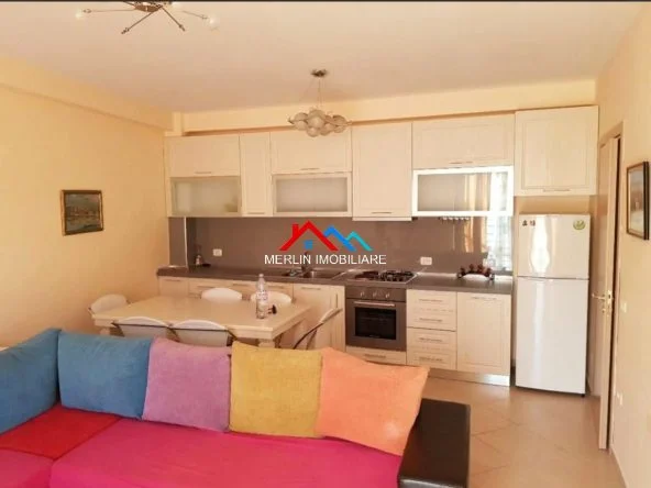 Tirane, jepet me qera apartament 1+1+Ballkon Kati 4, 94 m² 680 € (RRUGA E BARRIKADAVE,QENDER)