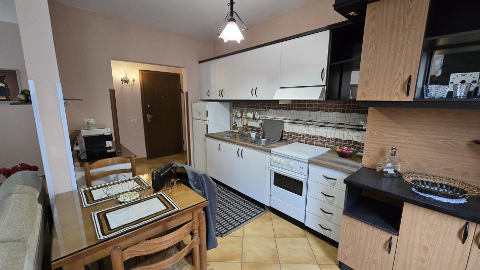 Tirane, jepet me qera apartament 2+1+Ballkon Kati 3, 100 m² 550 € 