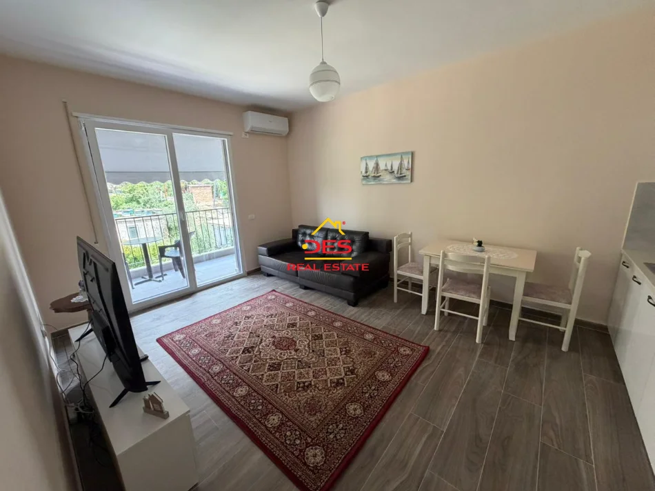 Vlore, jepet me qera apartament 1+1+Ballkon Kati 3, 70 m² 450 € (Lungomare)