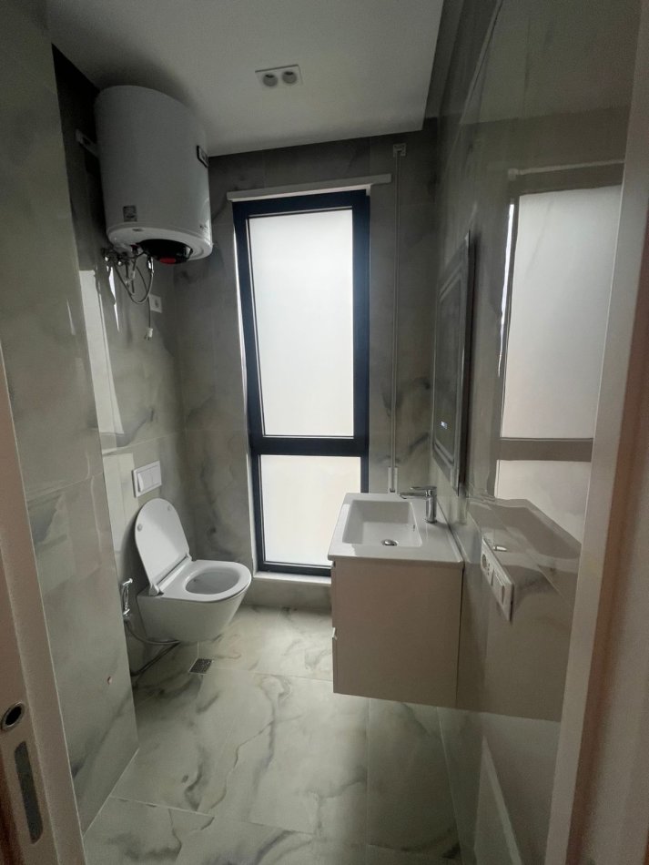 Tirane, jepet me qera apartament 3+1 Kati 7, 140 m² 1.200 € (Rezidenca Erli)