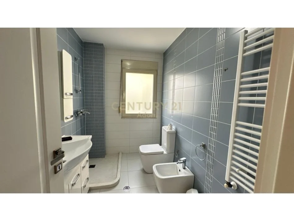 Tirane, jap me qera apartament 2+1 Kati 2, 140 m² 900 € 