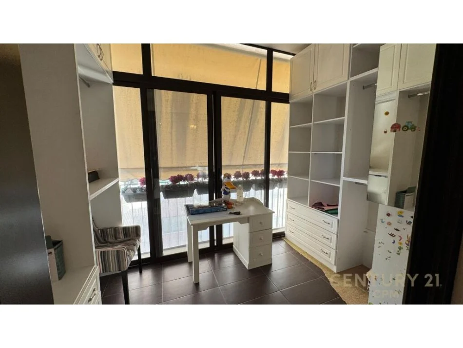 Tirane, jepet me qera apartament 3+1 Kati 6, 170 m² 3.000 € (Garda)