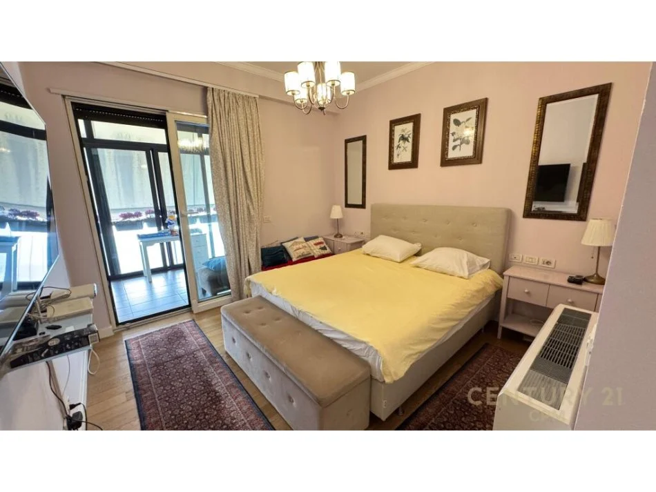 Tirane, jepet me qera apartament 3+1 Kati 6, 170 m² 3.000 € (Garda)