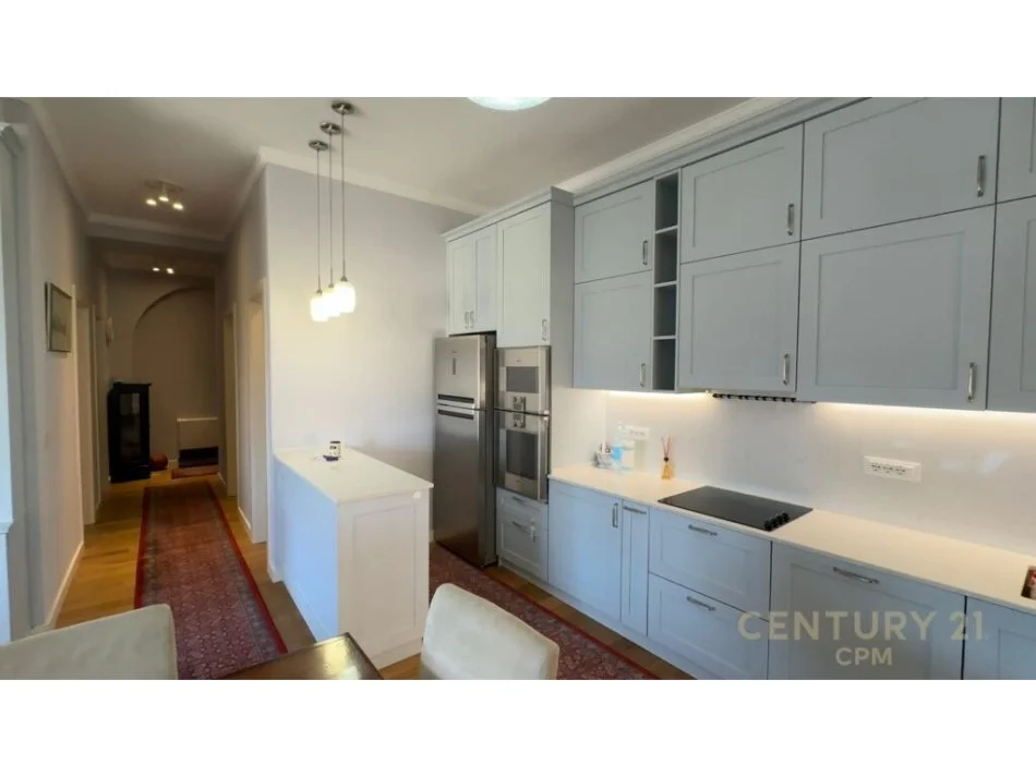 Tirane, jepet me qera apartament 3+1 Kati 6, 170 m² 3.000 € (Garda)