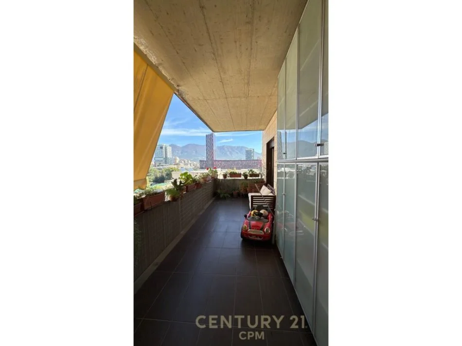 Tirane, jepet me qera apartament 3+1 Kati 6, 170 m² 3.000 € (Garda)