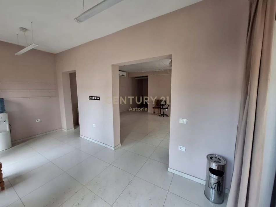 Tirane, jepet me qera apartament 3+1 Kati 1, 120 m² 1.200 € (Kinostudio)