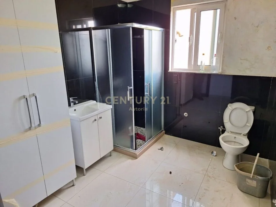 Tirane, jepet me qera apartament 3+1 Kati 1, 120 m² 1.200 € (Kinostudio)