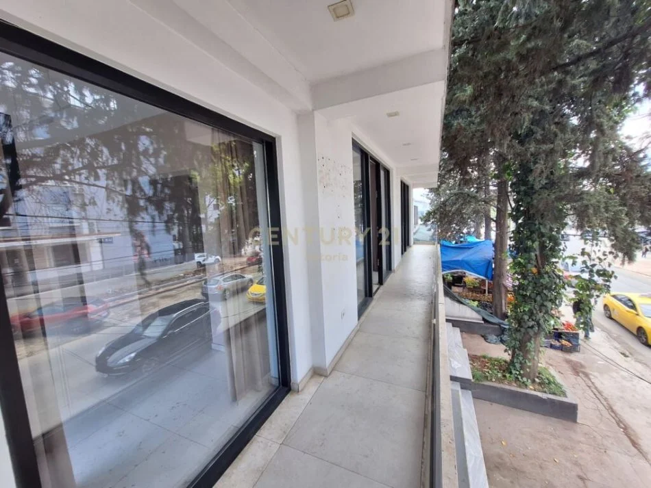 Tirane, jepet me qera apartament 3+1 Kati 1, 120 m² 1.200 € (Kinostudio)