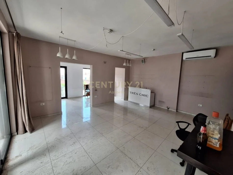 Tirane, jepet me qera apartament 3+1 Kati 1, 120 m² 1.200 € (Kinostudio)