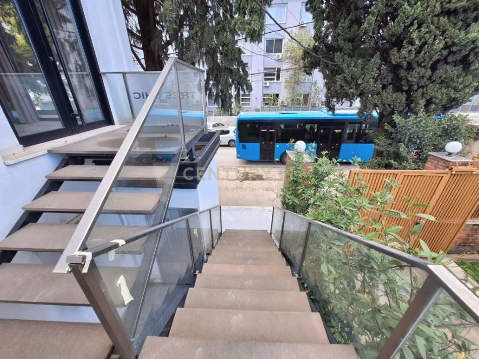 Tirane, jepet me qera apartament 3+1 Kati 1, 120 m² 1.200 € (Kinostudio)