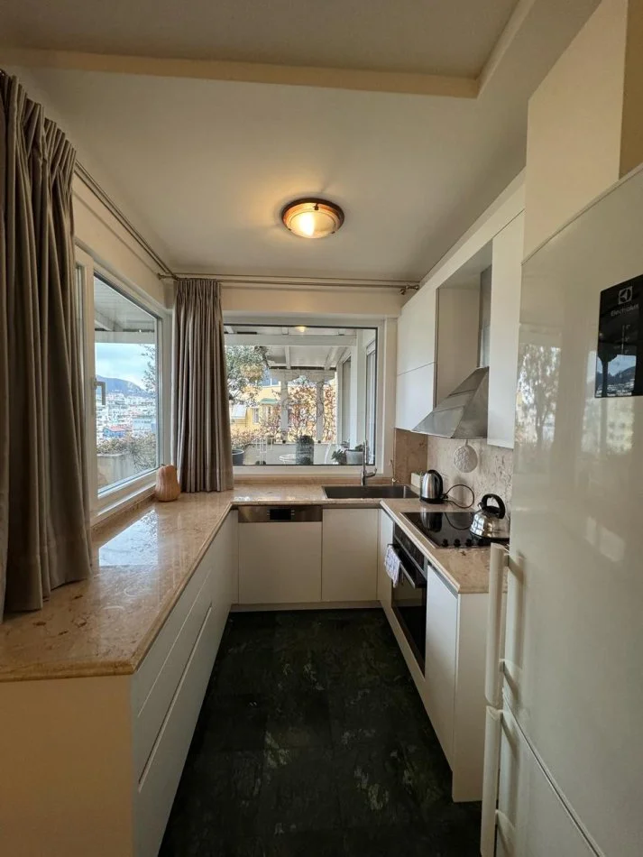 Tirane, jepet me qera apartament 2+1 Kati 9, 140 m² 1.000 € (komuna e parisit)