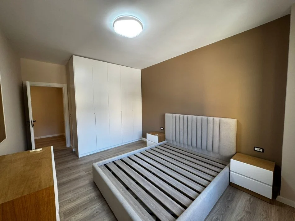 Tirane, jepet me qera apartament 1+1+Ballkon , 