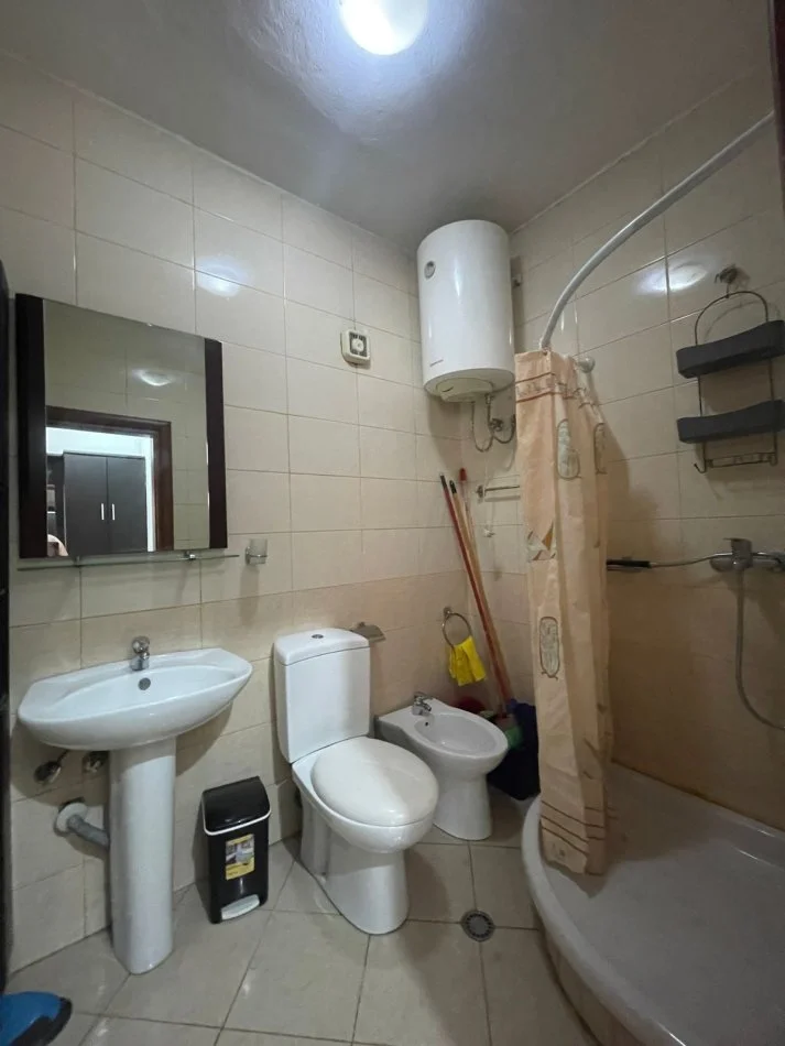 Tirane, jepet me qera zyre Kati 6, 80 m² 400 € 