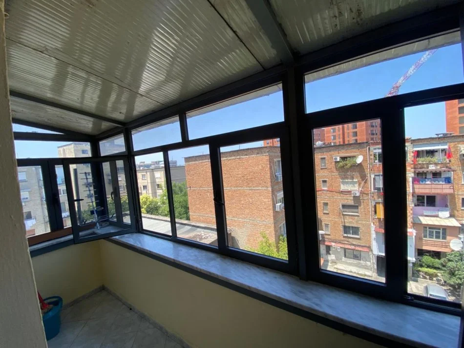 Tirane, jepet me qera apartament 2+1 Kati 5, 500 € (Mbrapa Restorant Durresit)