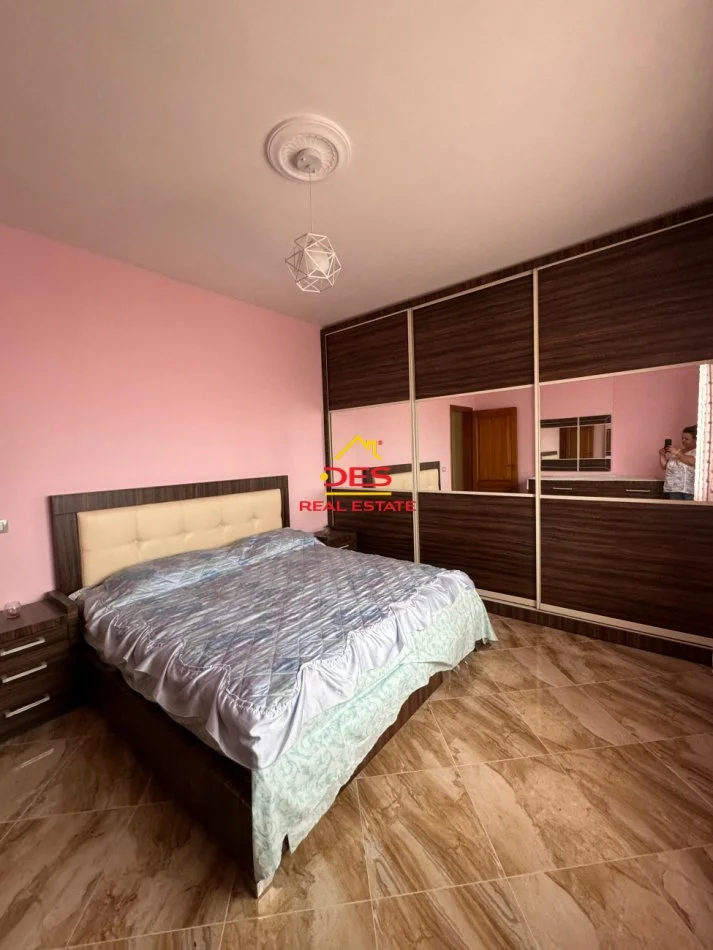 Vlore, jepet me qera apartament 2+1+Ballkon Kati 10, 120 m² 350 € (Rruga Hajredin Haxhiraj)