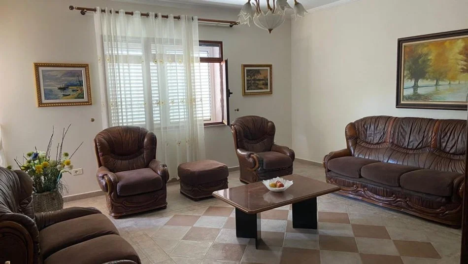 Tirane, jepet me qera apartament 2+1 Kati 2, 120 m² 500 € (Oxhaku)