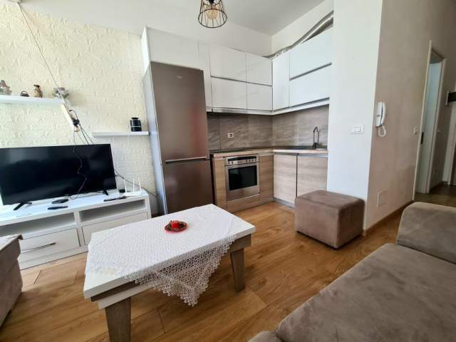 Tirane, jepet me qera apartament 1+1+BLK Kati 2, 53 m² 580 Euro (Rruga Komuna e Parisit)