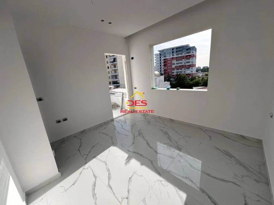 Vlore, shitet apartament 2+1+Ballkon Kati 4, 102 m² 180.000 € (Rruga Çajupi)