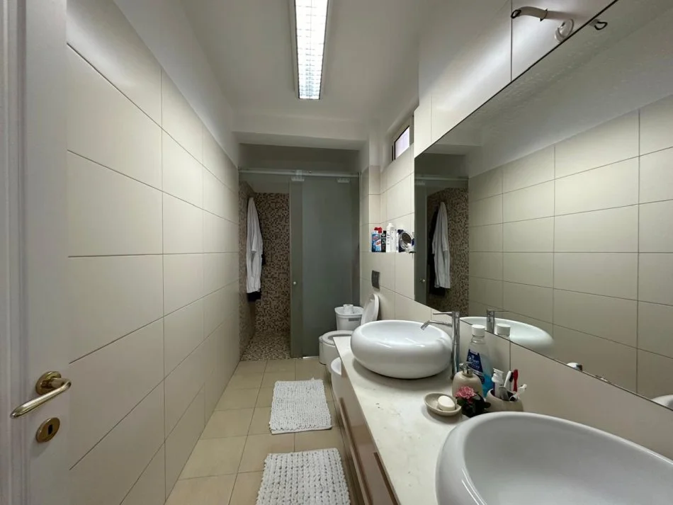 Tirane, jepet me qera apartament 3+1 Kati 5, 140 m² 700 € (Vasil Shanto)