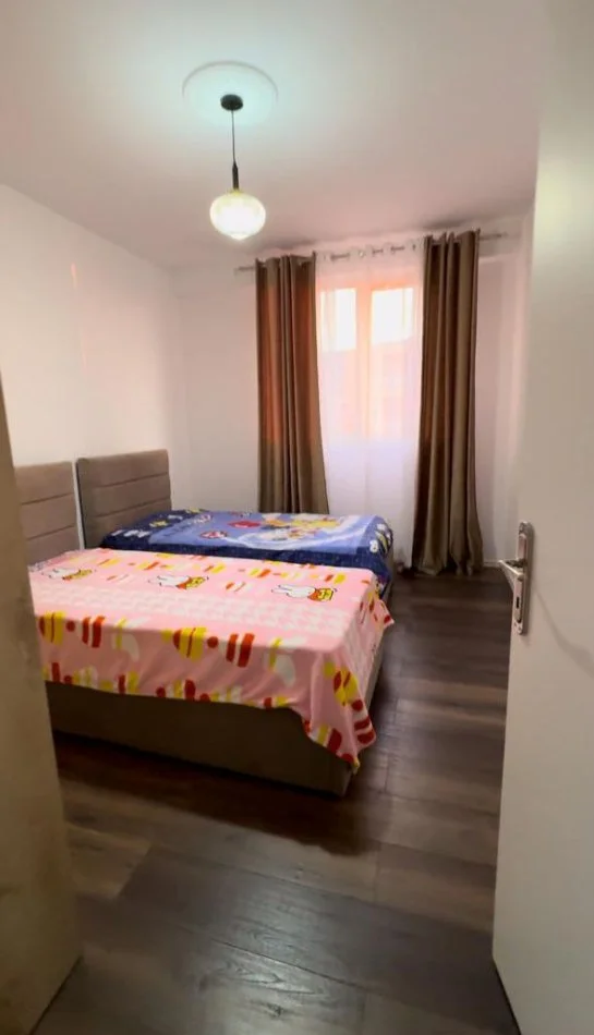 Tirane, jepet me qera apartament 2+1+Ballkon Kati 4, 87 m² 450 € (Shkoze)