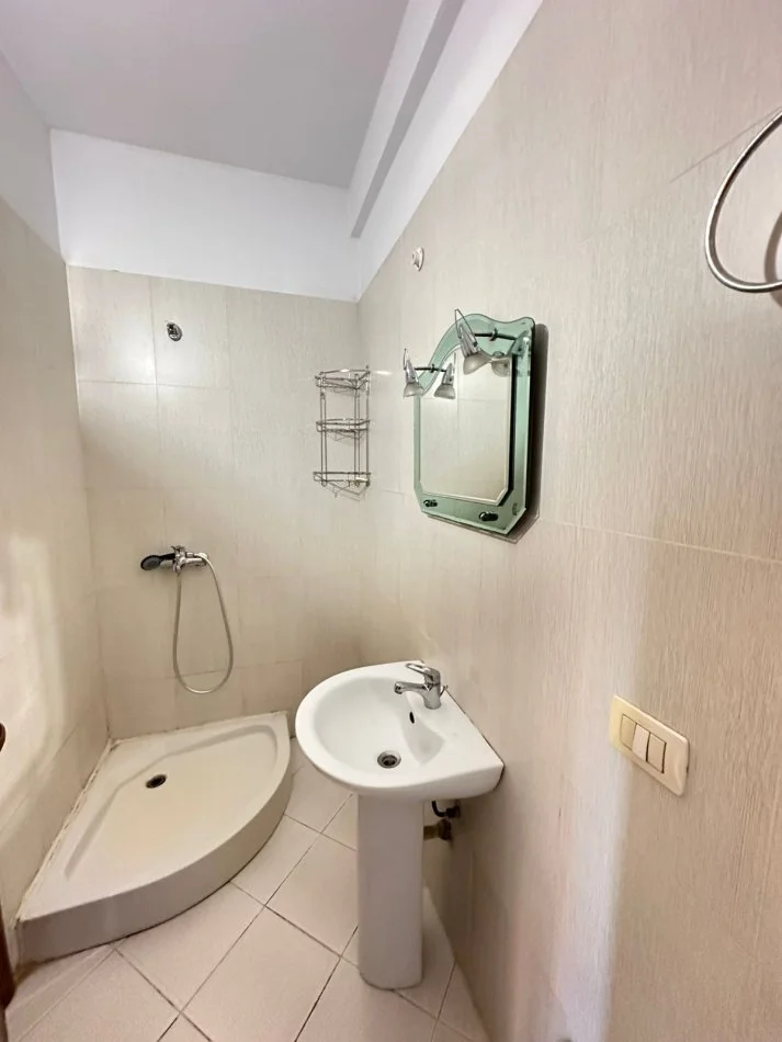 Tirane, shitet apartament 2+1+Ballkon Kati 7, 93 m² 133.000 € (Unaza e Re)