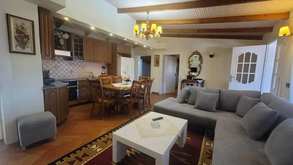 Tirane, jepet me qera apartament 3+1+Ballkon Kati 3, 167 m² 800 € (prane Fakultetit Ekonomik)