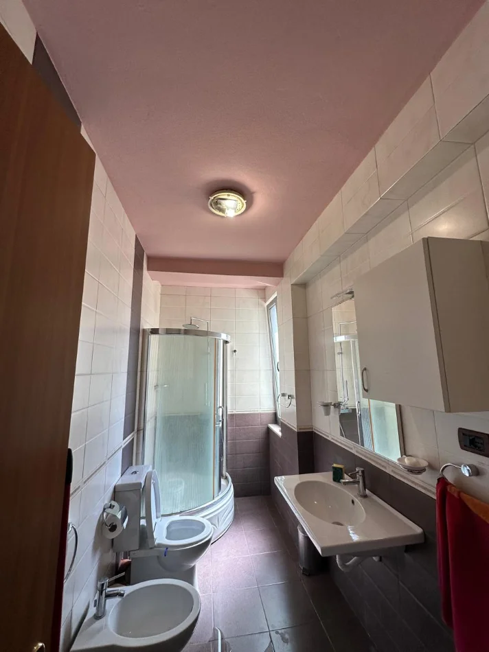 Tirane, jepet me qera apartament 2+1 Kati 2, 90 m² 600 € (Rruga Fortuzi ,Ministria e Drejtesis)