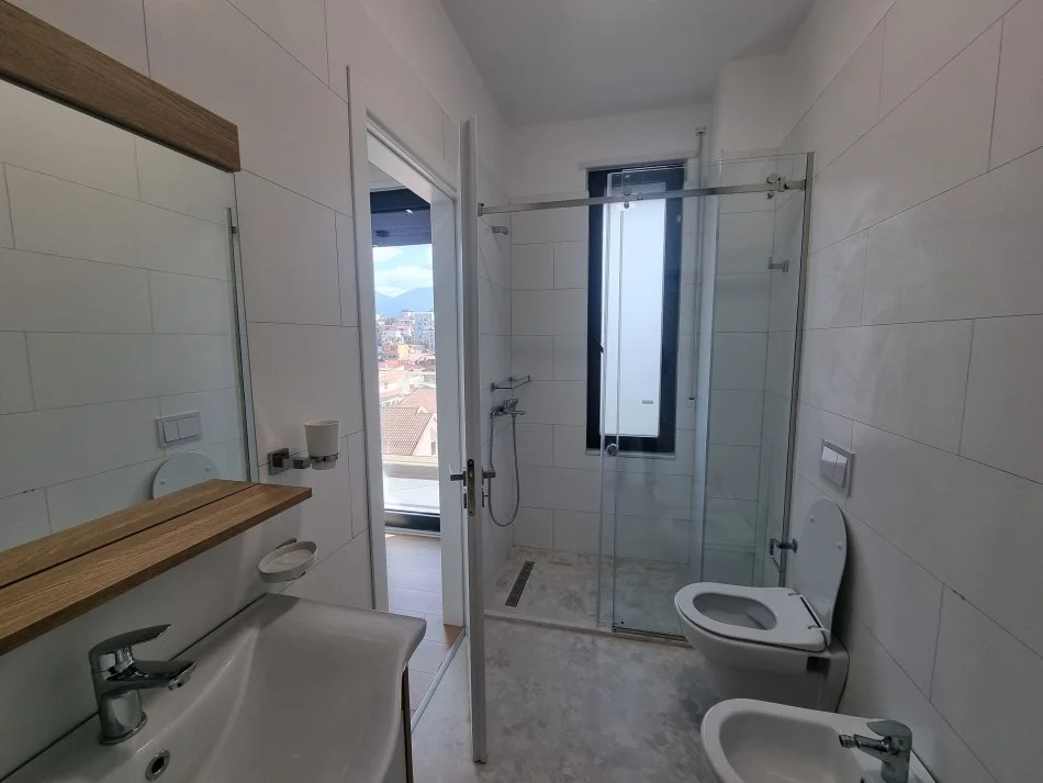 Tirane, jepet me qera apartament 2+1 Kati 4, 93 m² 750 € (Porcelan)
