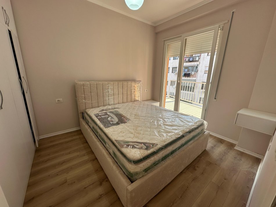 Tirane, jepet me qera apartament 1+1+Aneks+Ballkon Kati 5, 67 m² 480 € (rruga 5 maji)