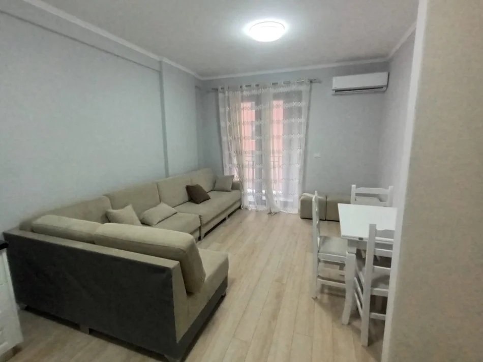 Tirane, jepet me qera apartament 1+1+Ballkon Kati 2, 70 m² 500 € (Green city)