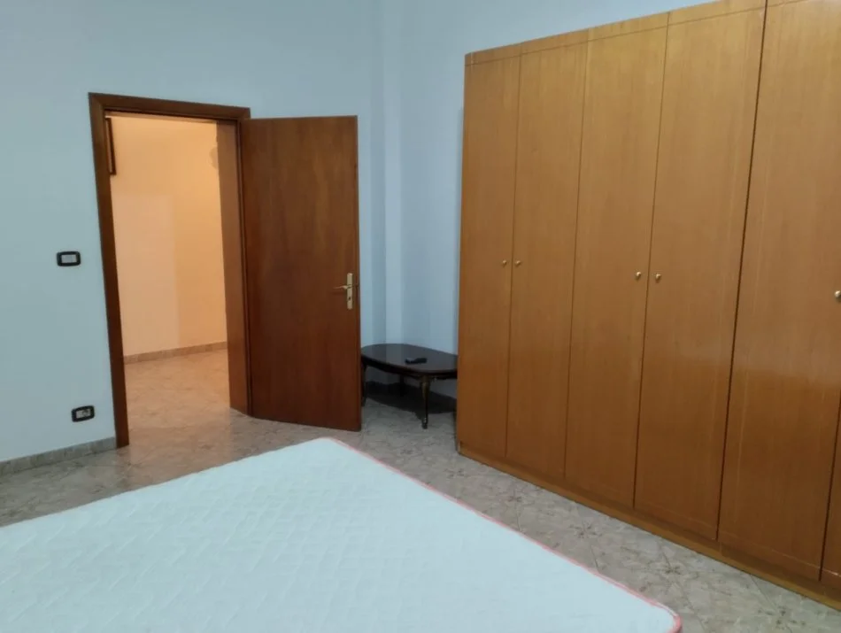 Tirane, jepet me qera apartament 3+1 Kati 2, 145 m² 600 € (Qyteti Studenti, Zyra Posta Tirana 13.)