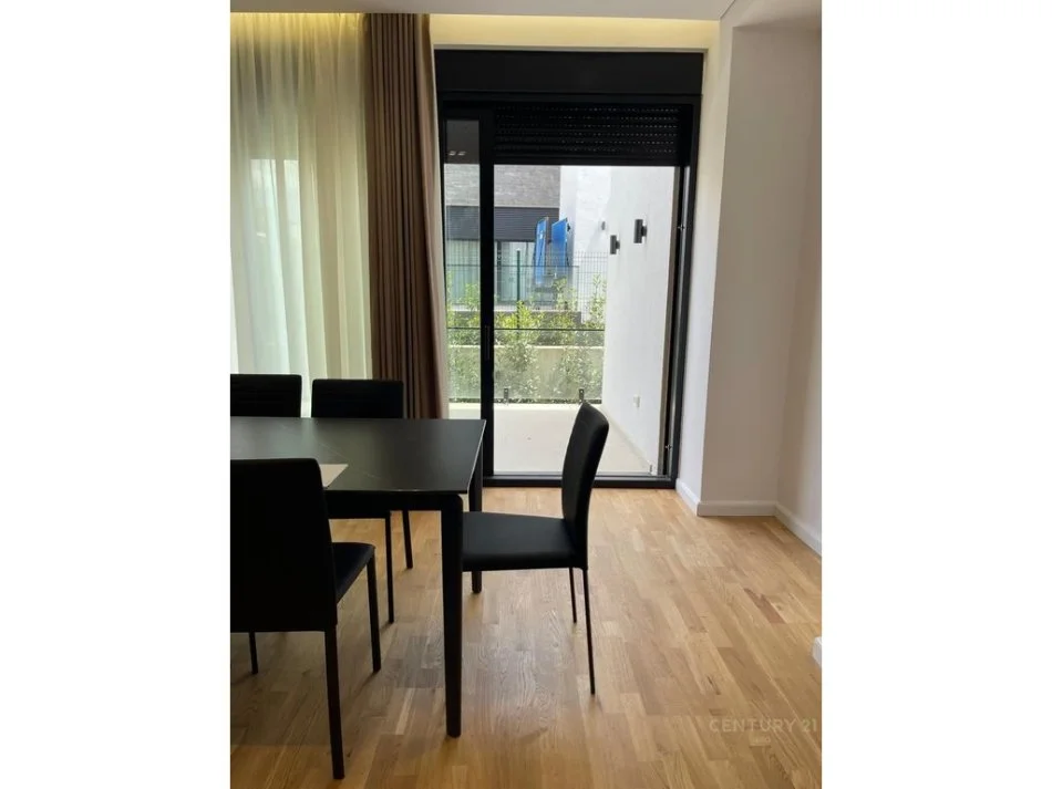 Tirane, jepet me qera Vile 5+1 Kati 1, 330 m² 4.000 € (TEG)