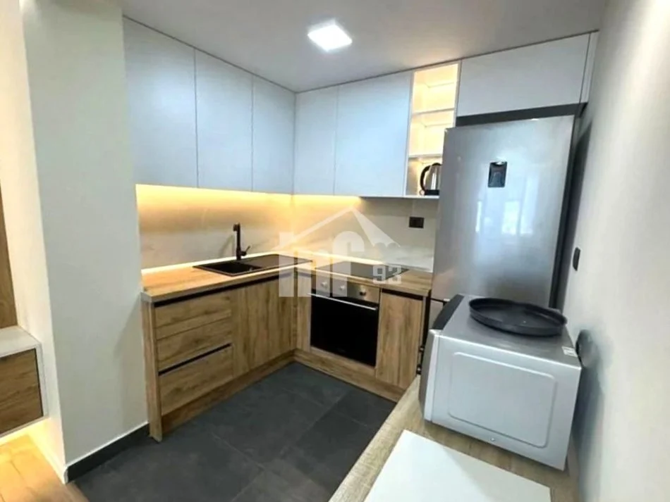 Tirane, jepet me qera apartament 1+1 Kati 10, 65 m² 800 € (NE QENDER TE PAZARIT TE RI)