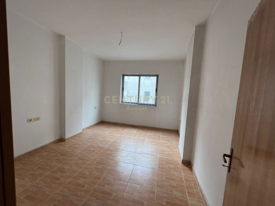Tirane, shitet apartament 3+1 Kati 2, 132 m² 193.000 € (Kodra e diellit)
