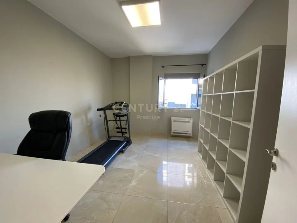 Tirane, jepet me qera 2+1+Ballkon Kati 4, 91 m² 850 € 