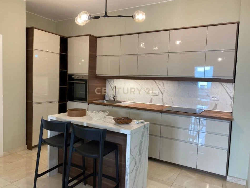 Tirane, jepet me qera 2+1+Ballkon Kati 4, 91 m² 850 € 