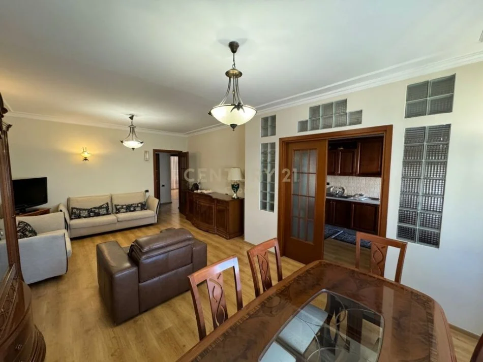 Tirane, jepet me qera apartament 2+1 Kati 6, 110 m² 700 € 