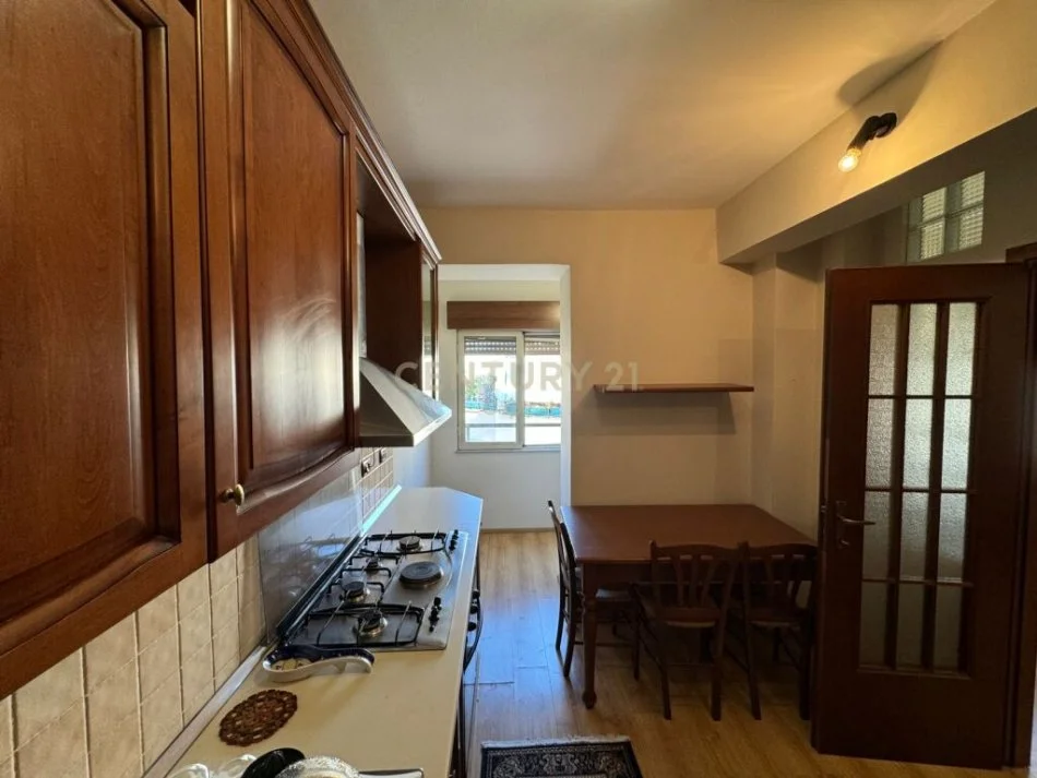 Tirane, jepet me qera apartament 2+1 Kati 6, 110 m² 700 € 