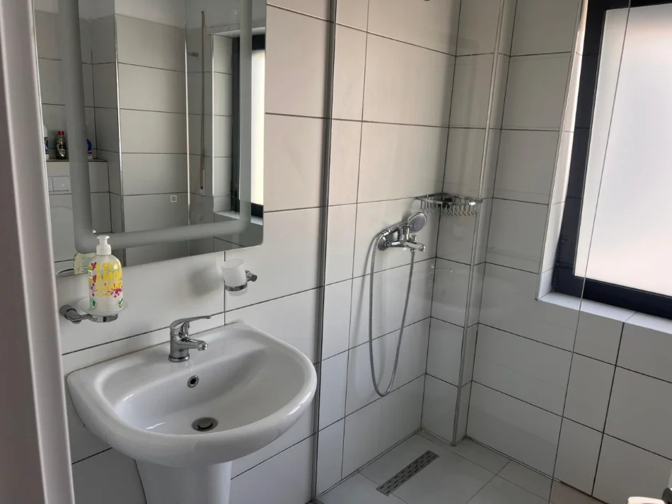 Tirane, jepet me qera apartament 2+1 Kati 3, 80 m² 650 € (rezidenca kodra e diellit)