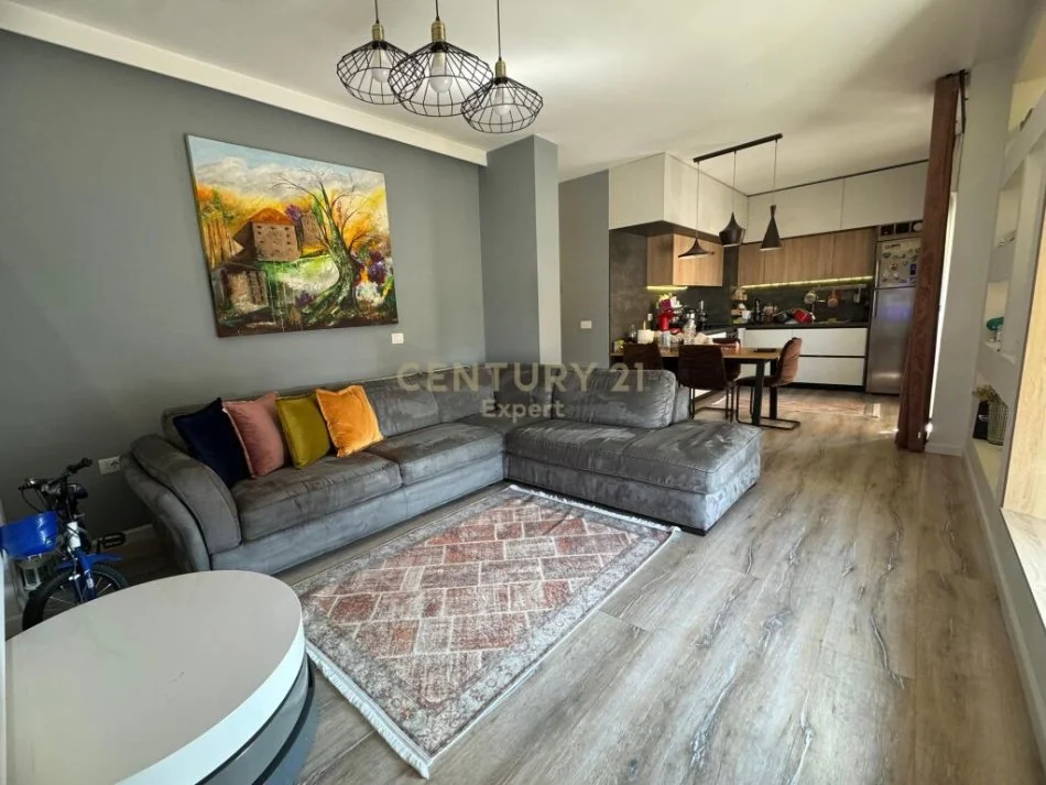 Tirane, shitet apartament 2+1+Ballkon Kati 4, 108 m² 235.000 € (fusha ali demi)